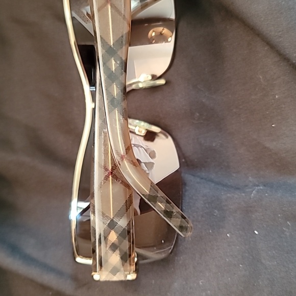 Burberry sunglasses. - Picture 4 of 4